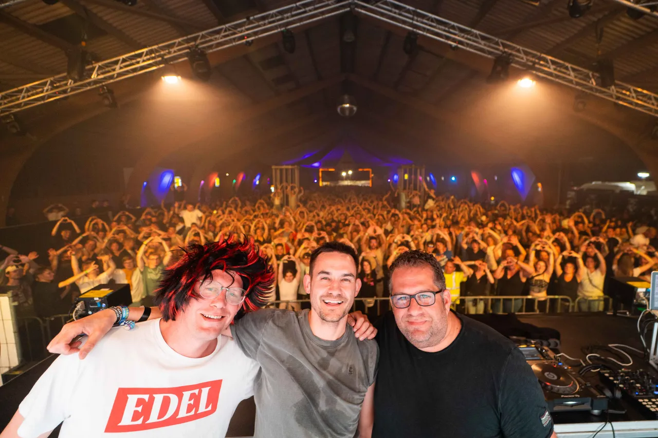 Hasi van Ballerndorf, Special D und Basti van den Sroeden auf der Bühne und Crowd in der Scheune im Hintergrund.
