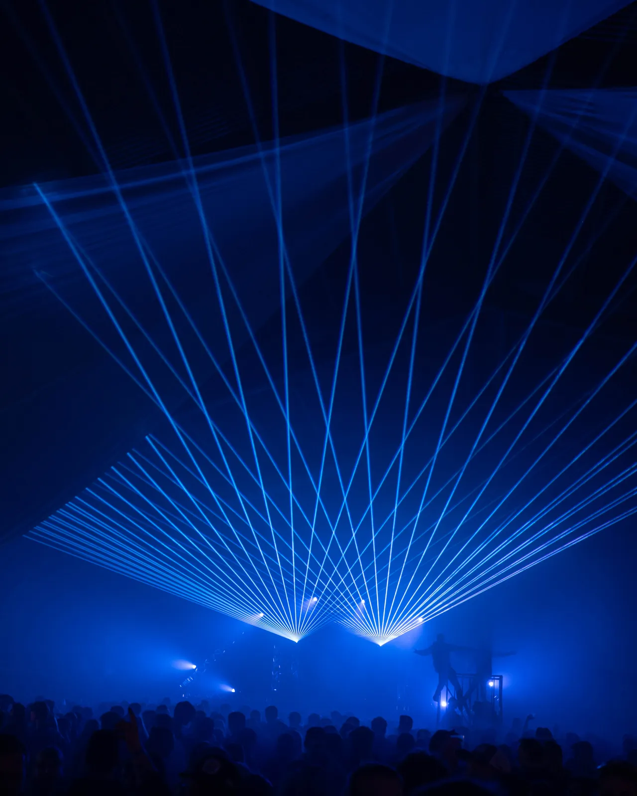 Blaues Licht und blaue Laser erleuchten die Scheune.
